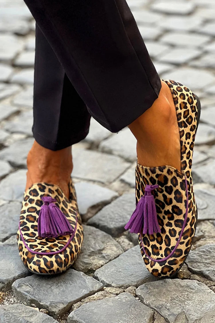 Borlas de encadernação em contraste com estampa de leopardo e mocassins marrons