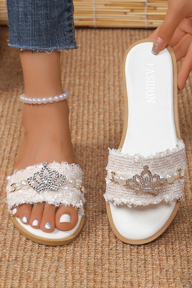 Zapatillas elegantes con punta redonda y decoración de perlas con corona de diamantes de imitación y adornos deshilachados 