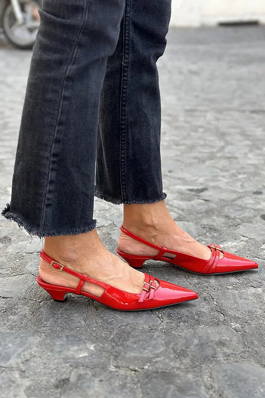 Scarpe col tacco basse rosse con punta affilata, cinturini multipli e fibbie in tinta unita [Pre-ordine]