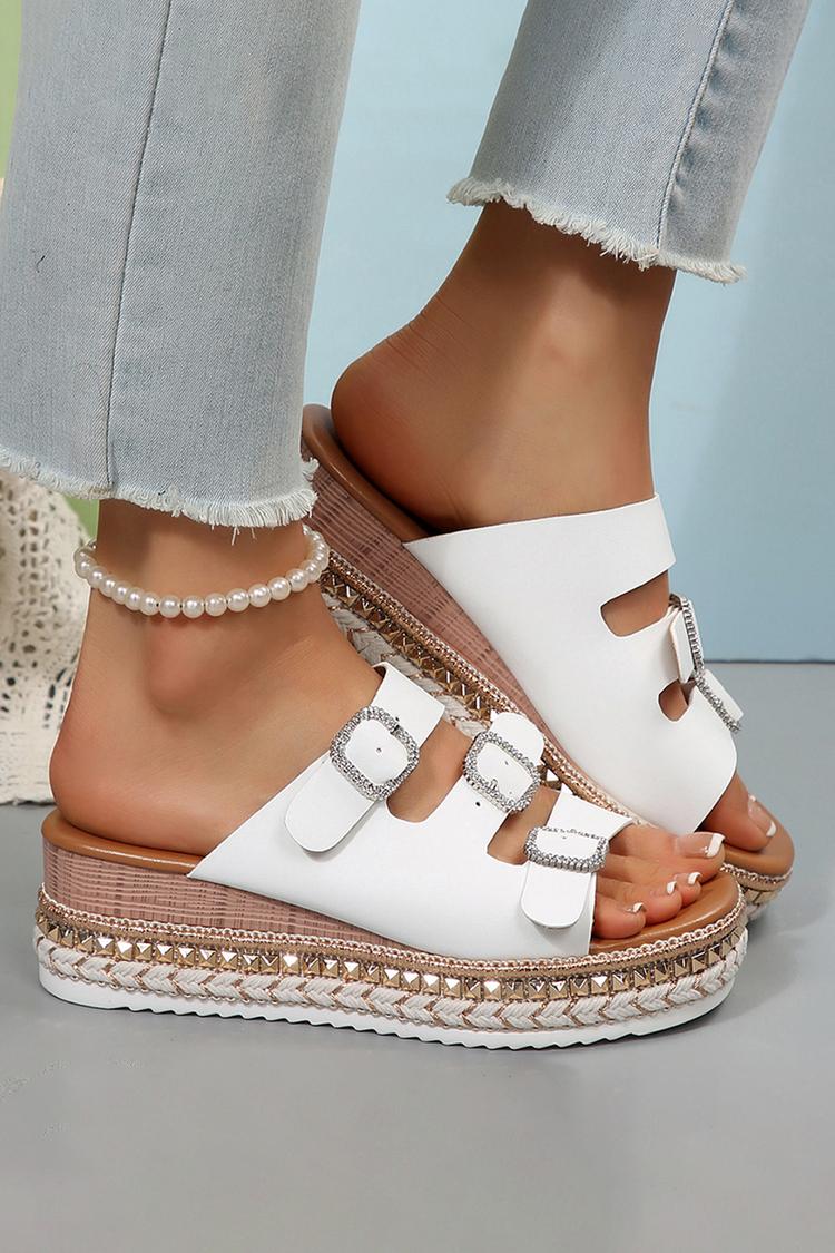 Ciabatte con zeppa a punta quadrata, con fibbia multi-cinturino e rivetti in metallo 