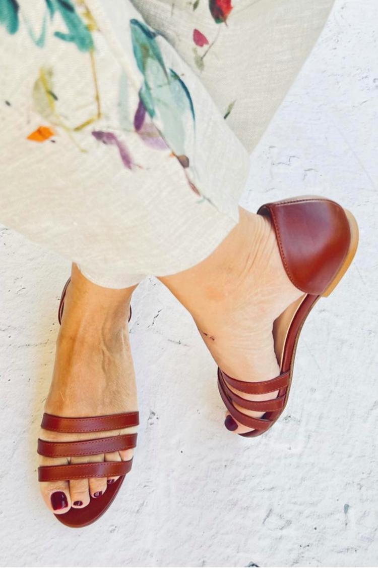 Sandali marroni con punta tonda e cinturini multipli in tinta unita [Pre-ordine]