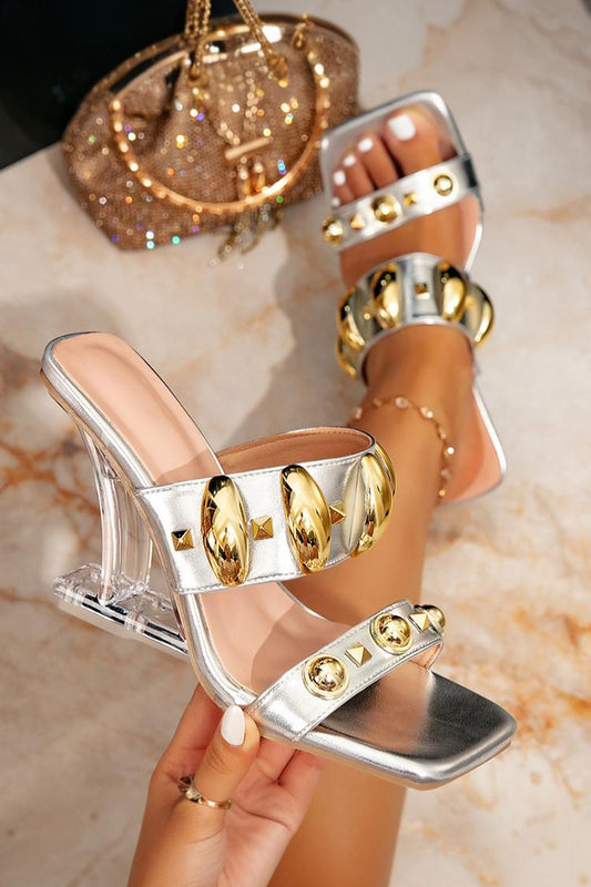 Sandali con tacco a spillo quadrati, decorati con borchie irregolari e lucentezza metallica 