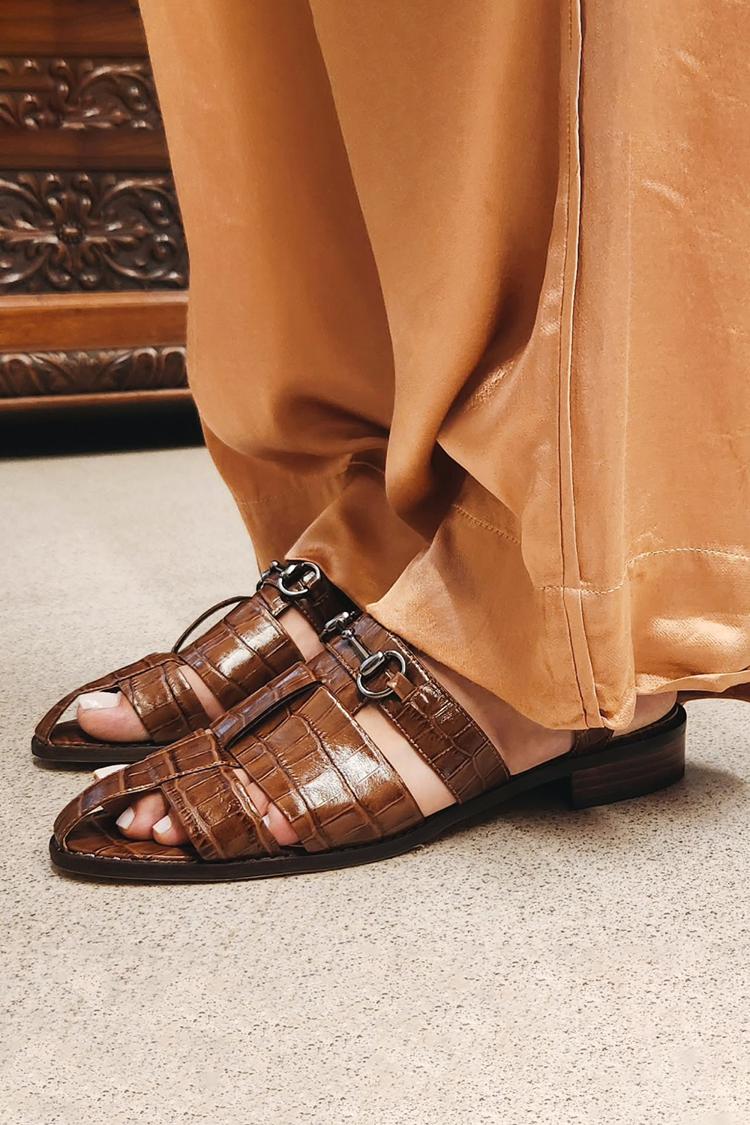 Sandali marroni con stampa coccodrillo e decorazioni in metallo traforato [Pre-ordine]