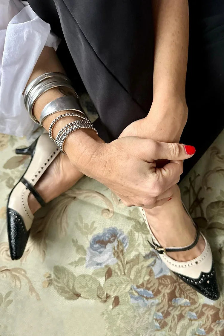 Cinturino sul collo del piede con fibbia color block, punta affilata, tacco a gattino beige [Pre-ordine]