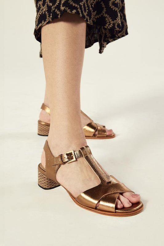 Scarpe con tacco grosso color champagne, punta aperta, cinturino a T in metallo lucido e fibbia [Pre-ordine]