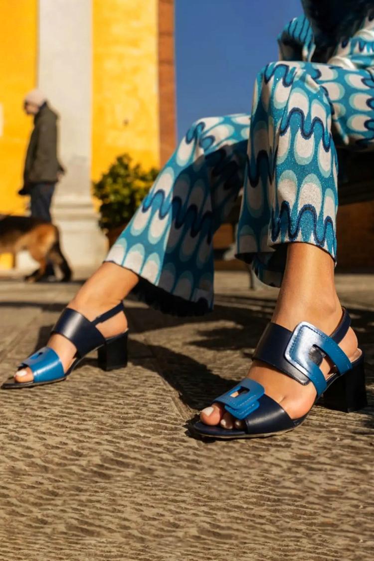 Zapatos de tacón grueso azul marino con punta redonda y parches asimétricos [Reserva]