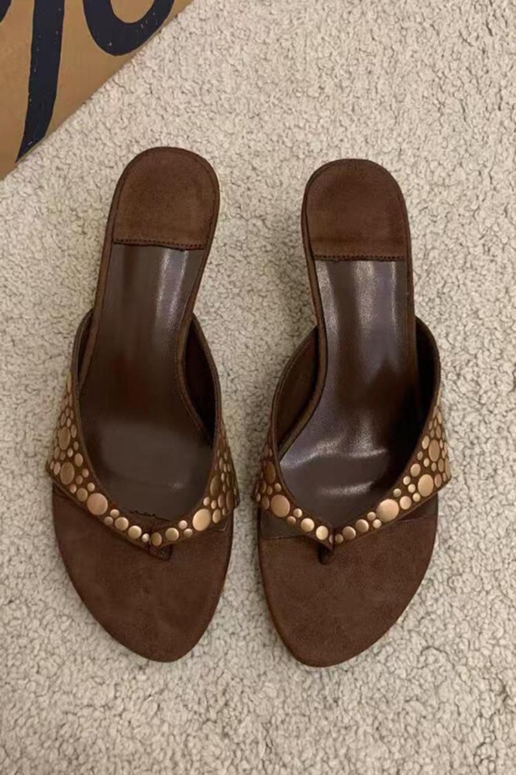 Infradito con tacco a gattino e decorazioni a rivetto retrò - Marrone 