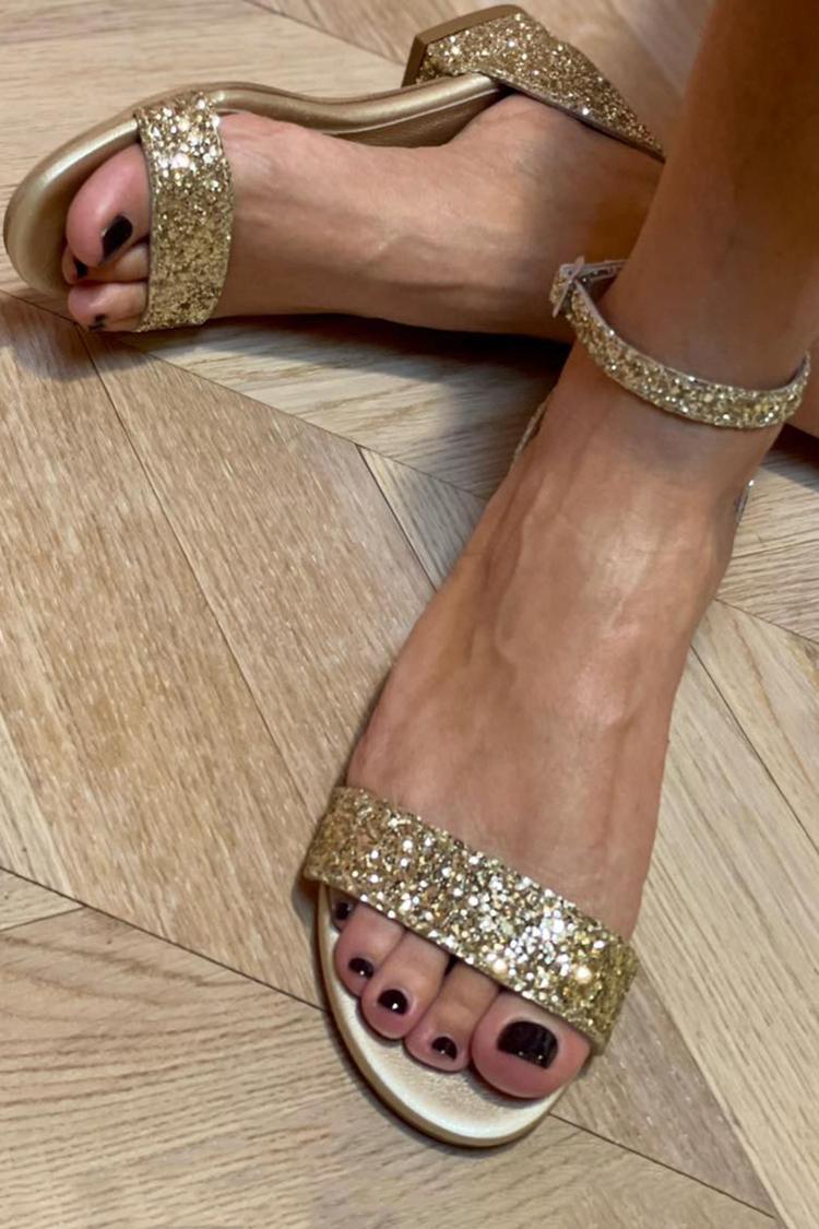 Sandalias doradas de punta redonda con hebilla y tira al tobillo con purpurina [Reserva]