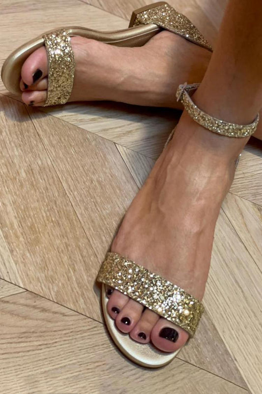 Sandalias doradas de punta redonda con hebilla y tira al tobillo con purpurina [Reserva]