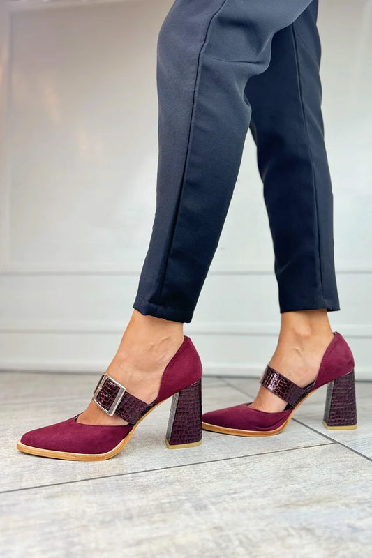Scarpe con tacco spesso bordeaux, con cinturino e fibbia stampati a coccodrillo e punta affilata [Pre-ordine]
