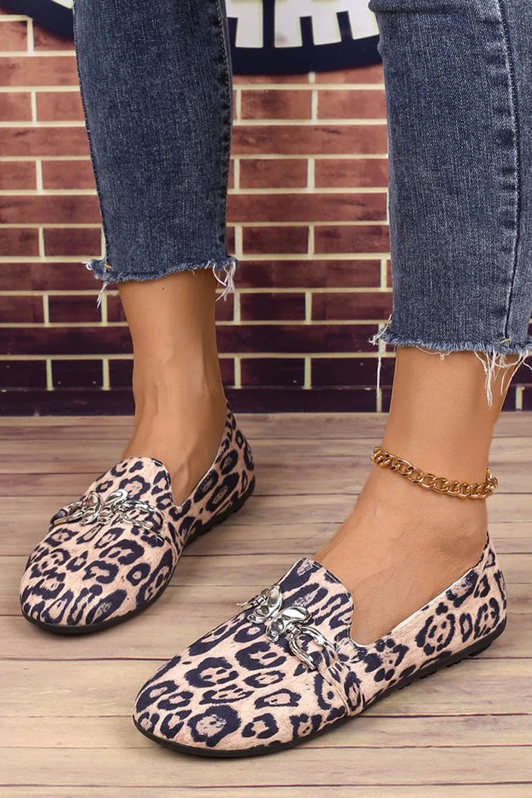 Mocasines con estampado de leopardo y punta redonda con decoración de mariposas de metal 