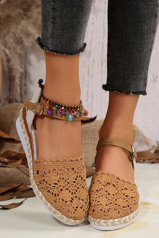 Sandali con zeppa e cinturino in pizzo abbinato alla caviglia con cavigliera traforata