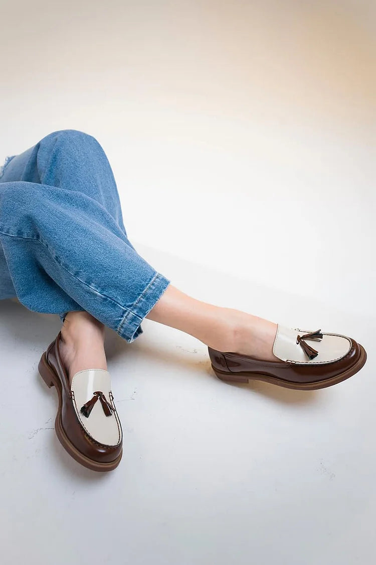 Brązowe mokasyny z okrągłym noskiem i dekoracją chwostów w stylu colorblock [Przedsprzedaż]