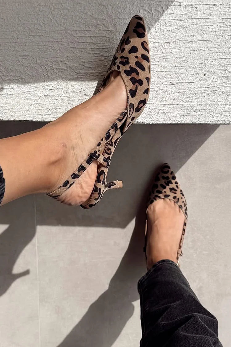 Tacco a spillo color cachi con cinturino alla caviglia e fibbia leopardata [Pre-ordine]