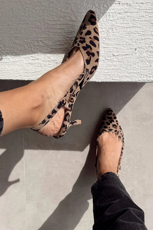 Tacco a spillo color cachi con cinturino alla caviglia e fibbia leopardata [Pre-ordine]