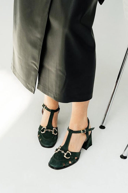 Scarpe con tacco grosso verde scuro con cinturino a T e decorazioni in metallo traforato [Pre-ordine]