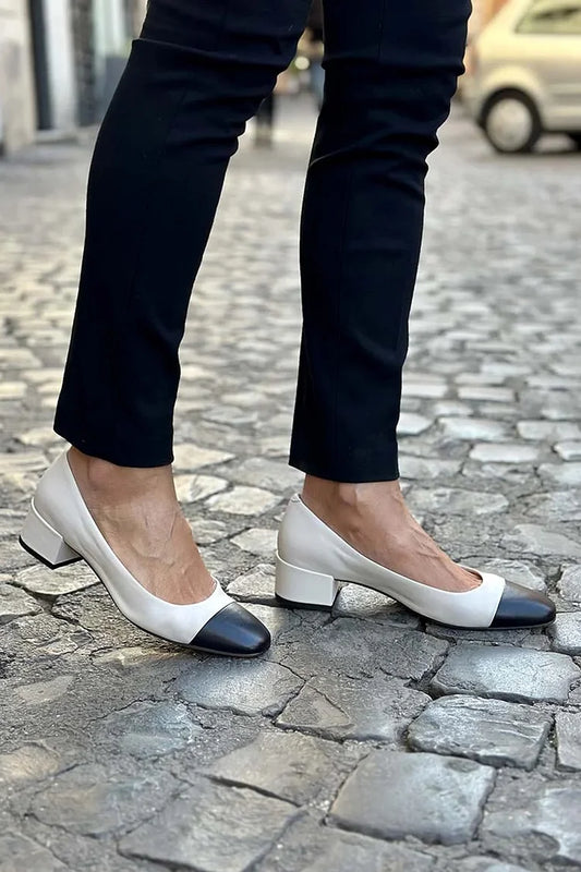 Scarpe col tacco bianco con punta rotonda e blocchi di colore [Pre-ordine]
