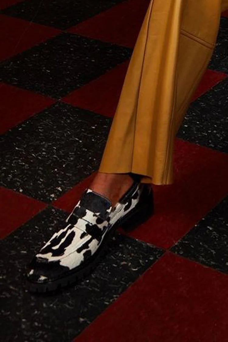 Kuhmuster-Druck-Patchwork-runde Zehen-weiße Loafer [Pre Order]