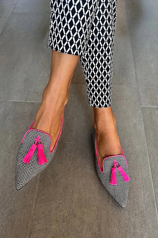 Czarne mokasyny z kolorowymi frędzlami i spiczastym noskiem