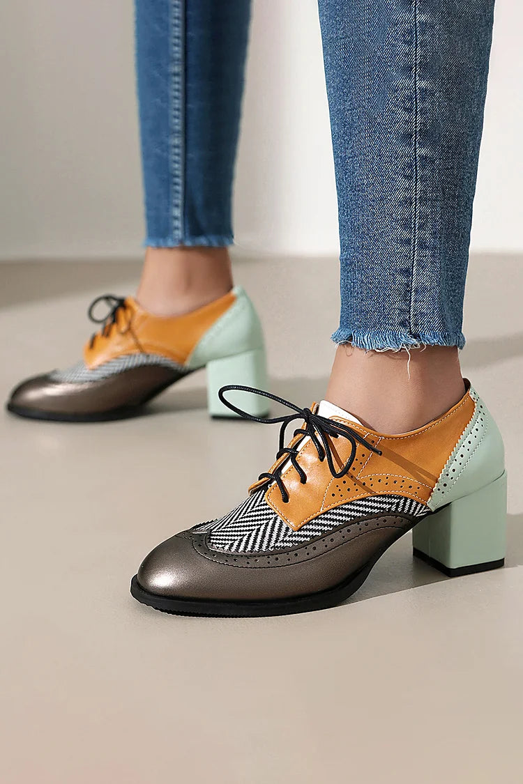 Oxford Brogues com atacadores, biqueira redonda, salto grosso, bloco de cores em patchwork