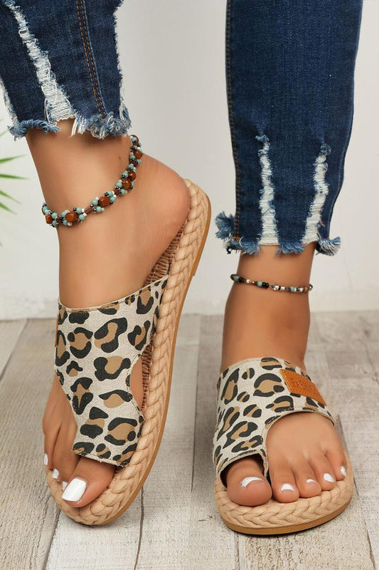Pantofole casual asimmetriche con anello per le dita dei piedi e motivo leopardato