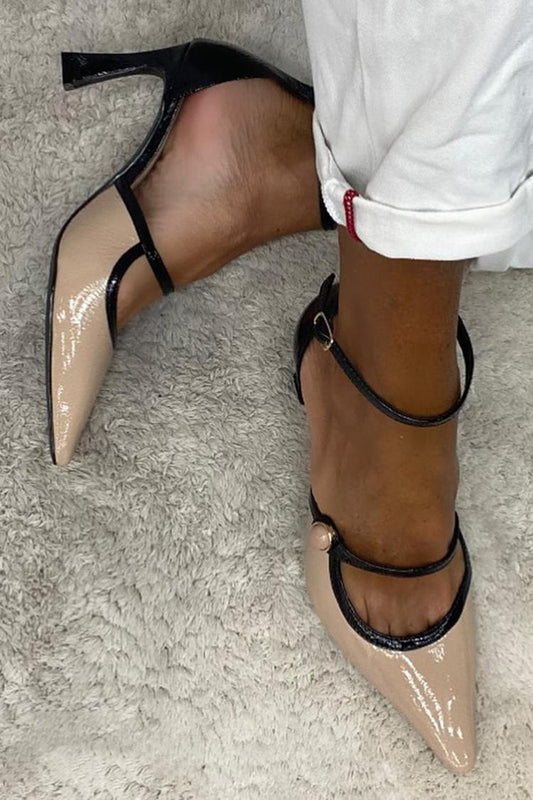 Tacones de aguja beige con hebilla y tira en el tobillo, punta puntiaguda y bloques de color [Reserva]