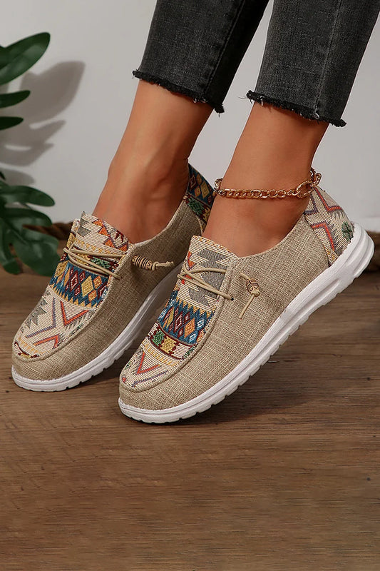 Bunte Schnürsneaker mit geometrischem Muster und runder Zehenpartie