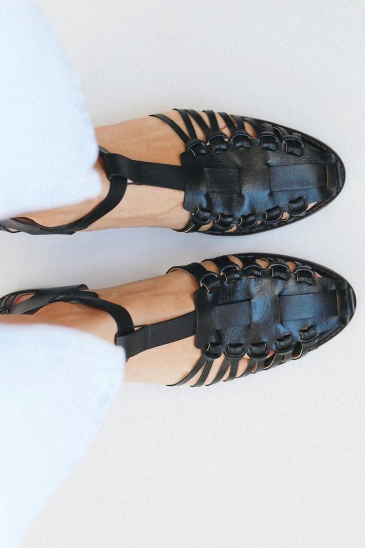 Sandales noires à bride en T avec boucle, découpe et bout pointu [Précommande]