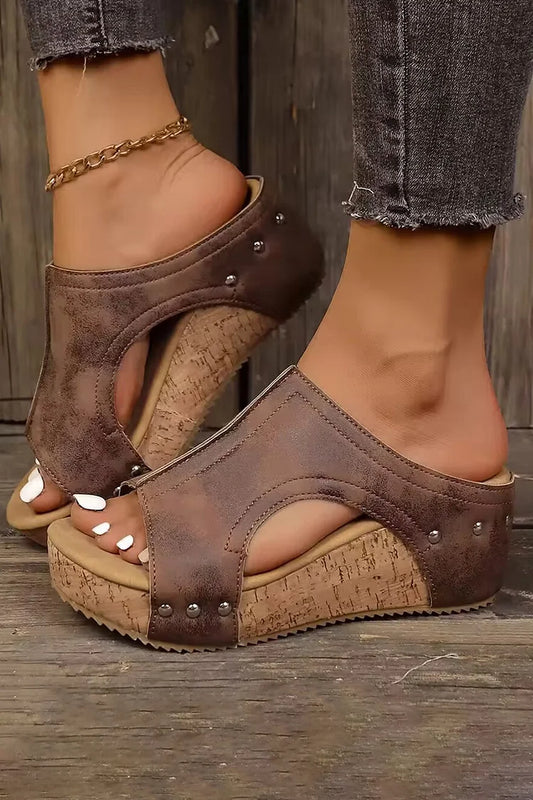 Ciabatte con zeppa con punta aperta, decorazione con rivetti in metallo e dettagli cuciti 