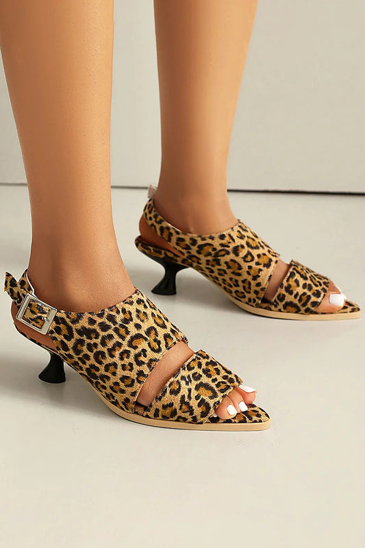 Sandali con tacco a spillo e cinturino posteriore con motivo leopardato e intaglio 