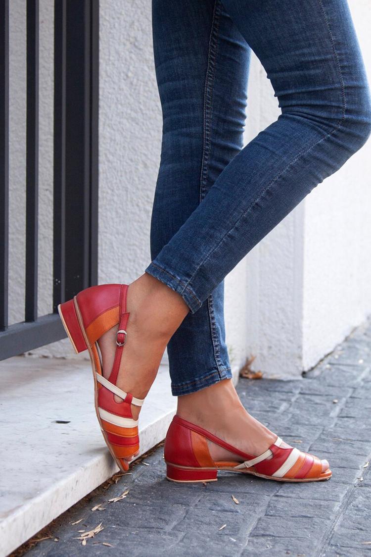 Sandalias rojas con punta abierta, hebilla y tiras en bloques de color [Reserva]