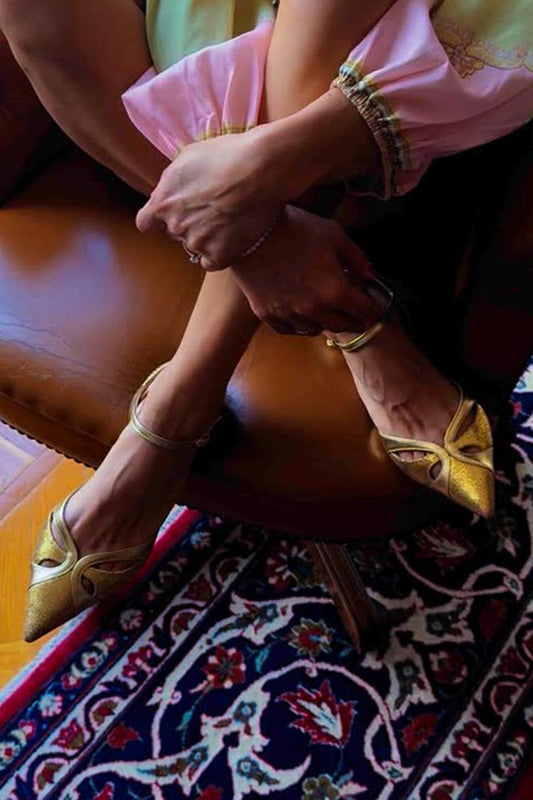 Zapatos planos dorados con punta hueca, hebilla y tira en el tobillo [Pre-pedido]