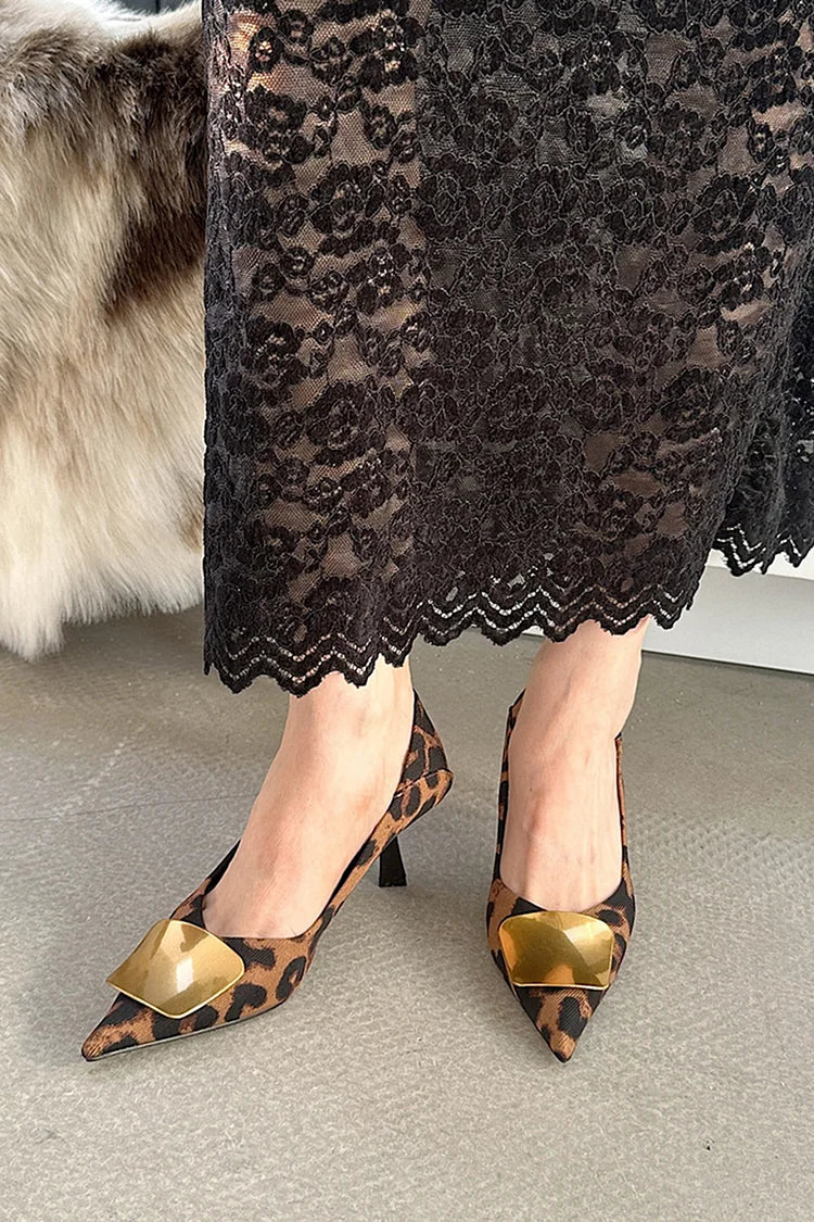 Tacones de aguja con punta puntiaguda y estampado de leopardo con decoración de metal