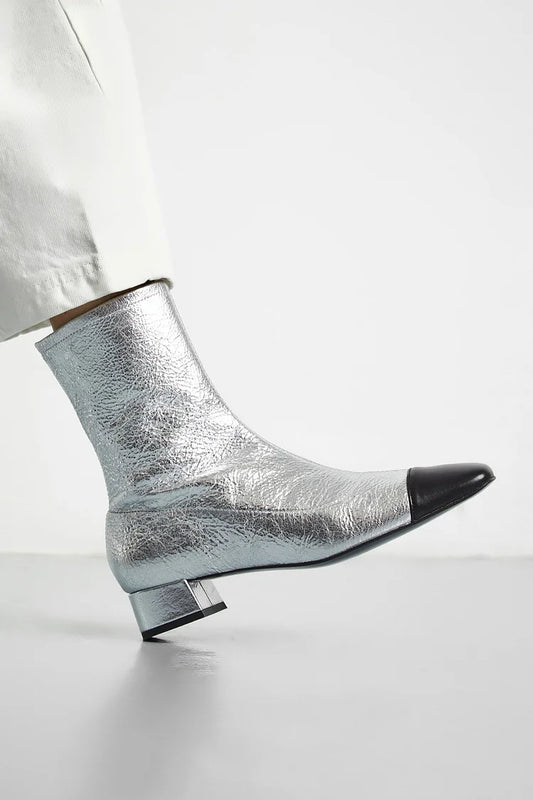 Stivaletti alla caviglia color block con punta quadrata e finitura metallizzata [Pre-ordine]