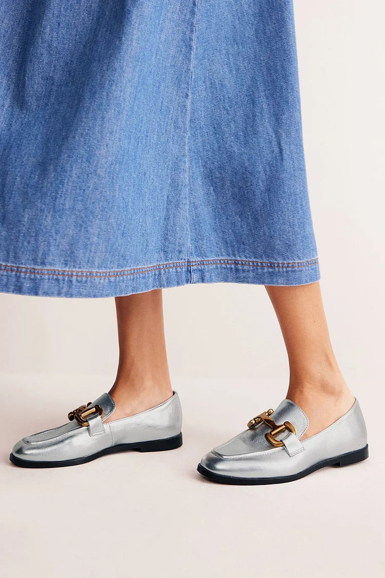 Metalowe dekoracyjne mokasyny z okrągłym noskiem i metalicznym połyskiem w kolorze srebrnym [Przedsprzedaż]