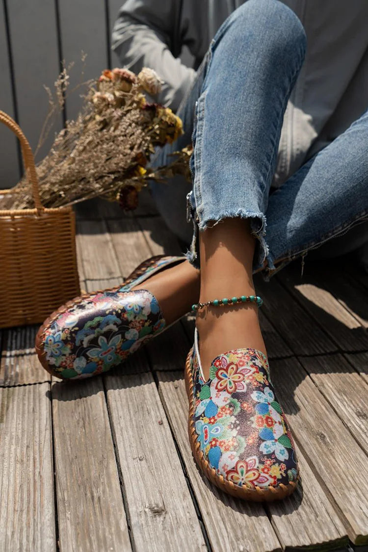 Mocasines sin cordones con punta redonda, detalle de costura y estampado de patrón multicolor 