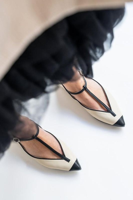 Scarpe basse beige con punta a punta e fibbia a T color block [Pre-ordine]