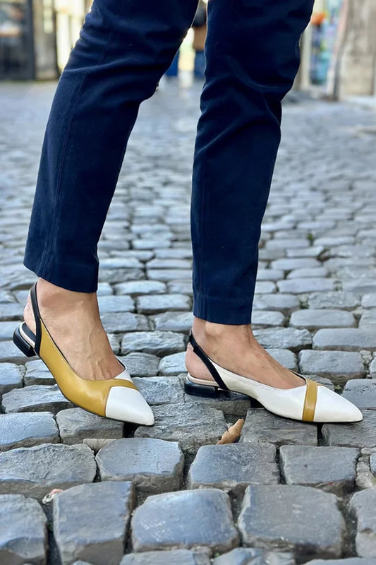 Białe baleriny na płaskim obcasie z odkrytą piętą i zaostrzonym noskiem w kolorowe bloki [Przedsprzedaż]