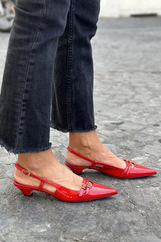 Zapatos de tacón bajo con tiras en el empeine, hebillas y puntera puntiaguda en color rojo [Pedido anticipado] 