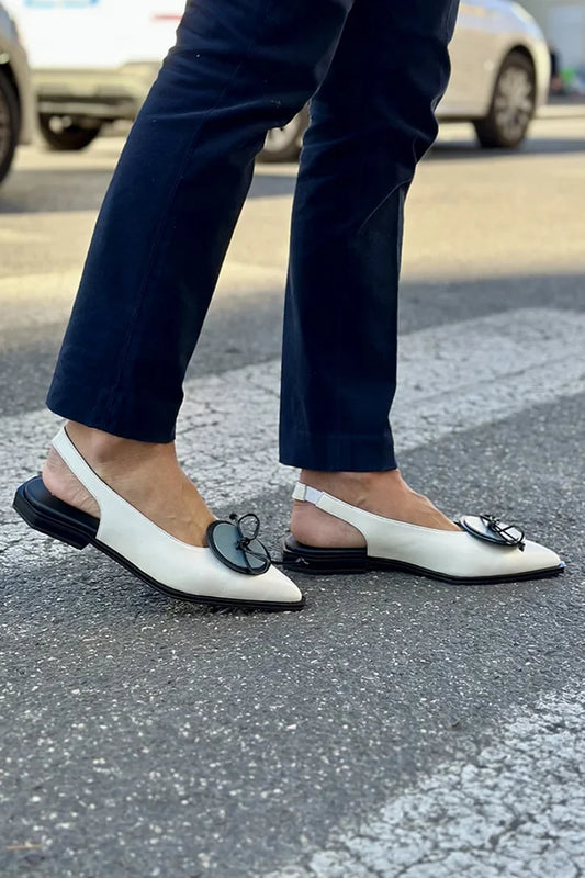 Ballerine bianche con cinturino posteriore e decoro rotondo colorblock a punta [Pre-ordine]