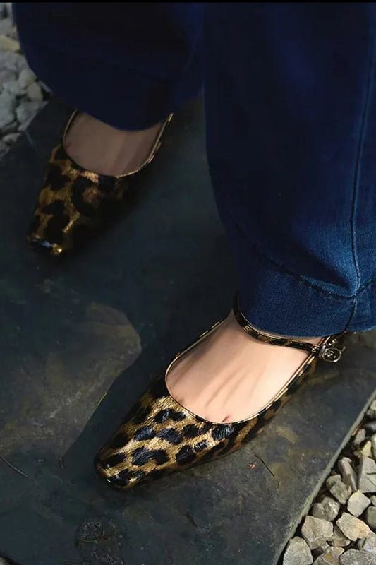 Scarpe con tacco a gattino, punta quadrata, cinturino sul collo del piede con stampa leopardata e fibbia 