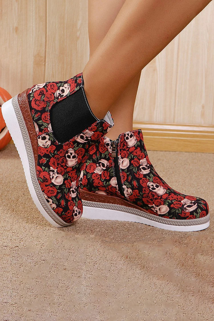 Halloween-Rosen-Stiefeletten mit Totenkopf-Print, runder Zehenpartie und Keilabsatz