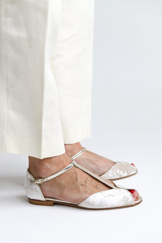 Sandalias peep toe con hebilla y tira en T con brillo metálico color marfil [Reserva] 