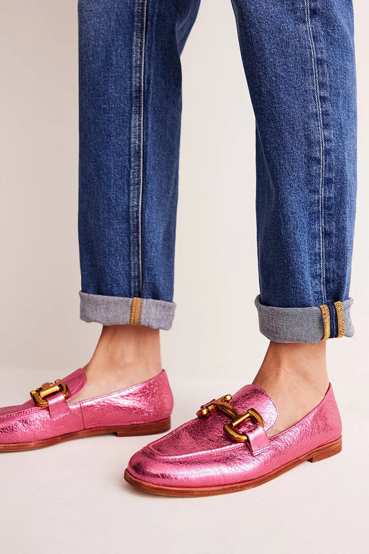 Metaliczny połysk klamry dekoracyjnej, okrągły nosek, różowe mokasyny [Przedsprzedaż]