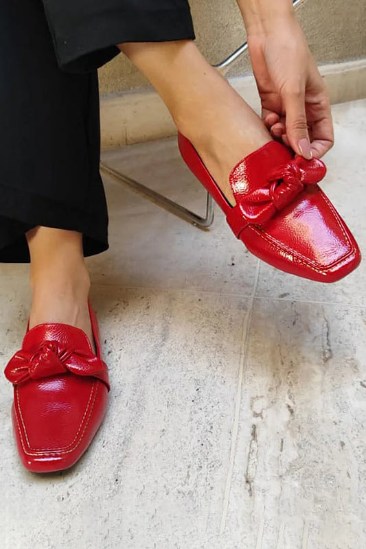 Czerwone mokasyny z kwadratowym noskiem i dekoracyjnym splotem szwów [Przedsprzedaż]