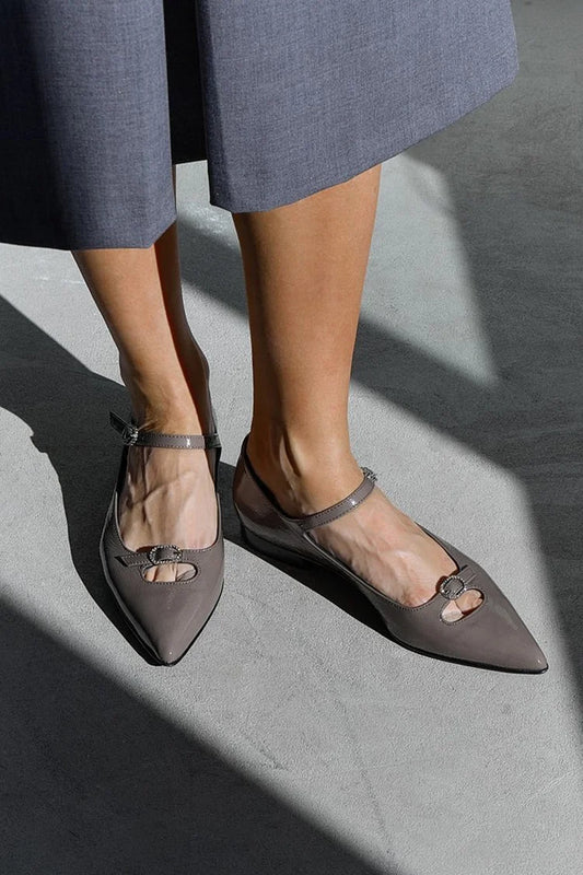 Scarpe basse color talpa con cinturino sul collo del piede e fibbia a punta [Pre-ordine]