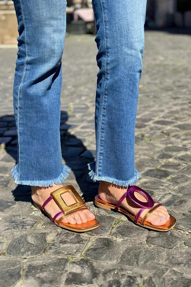Sandali casual color block con punta quadrata e finitura metallizzata color oro [Pre-ordine]