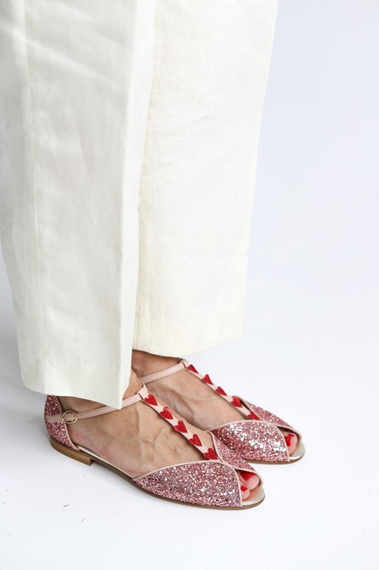Sandalias rosas con punta abierta, hebilla en T y purpurina, con decoración de corazón [Reserva]