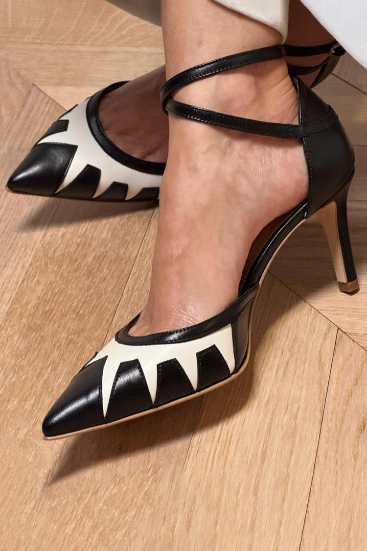 Tacones de aguja negros con hebilla y tiras cruzadas en bloques de color y punta puntiaguda [Reserva]