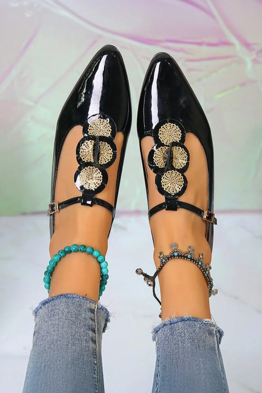 Scarpe basse con punta affilata, fibbia e cinturino a T con decorazioni circolari multiple